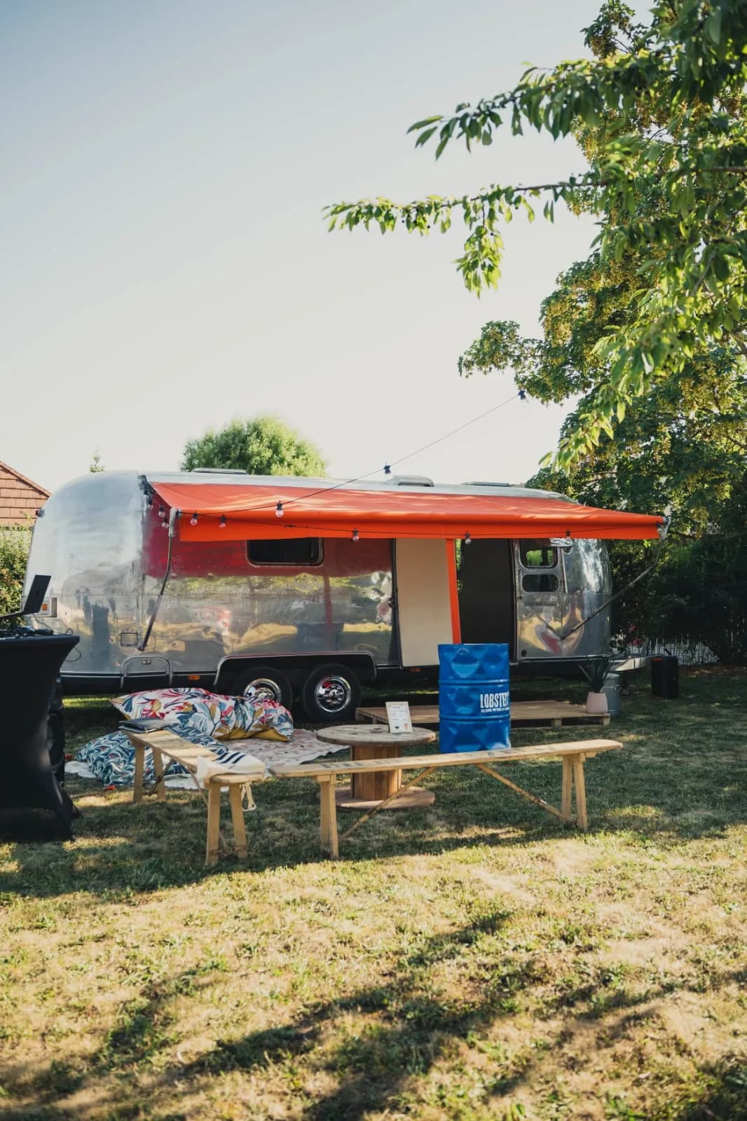 Caravane Airstream Californian au coucher du soleil