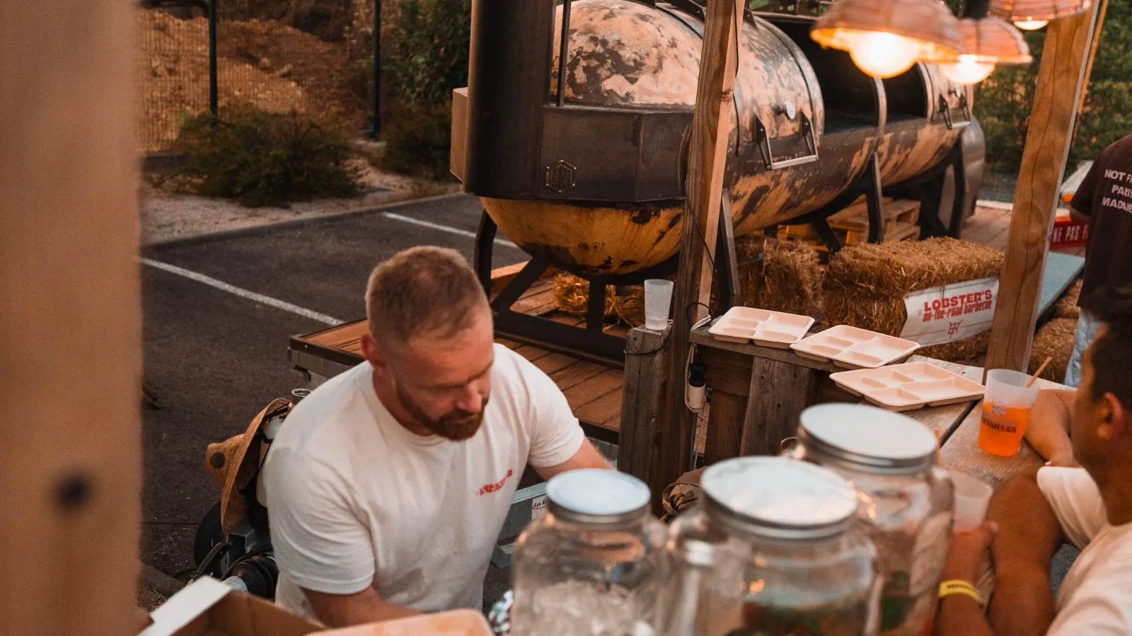 Camille Robadey au comptoir devant le smoker texan Lobster's, au coucher du soleil